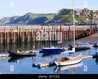 West Bay, Dorset, UK. 4 juin 2017. clair, lumineux mais cool de commencer la journée dans la région de West Dorset. Credit : DTNews/Alamy vivre Banque D'Images