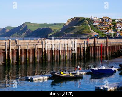 West Bay, Dorset, UK. 4 juin 2017. clair, lumineux mais cool de commencer la journée dans la région de West Dorset. Credit : DTNews/Alamy vivre Banque D'Images