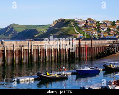 West Bay, Dorset, UK. 4 juin 2017. clair, lumineux mais cool de commencer la journée dans la région de West Dorset. Credit : DTNews/Alamy vivre Banque D'Images