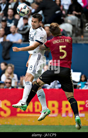 Vancouver, Vancouver. 3 juin, 2017. Les Vancouver Andrew Jacobson (L) et Atlanta United FC's Leandro Gonzalez Pirez rivaliser pour la balle pendant la saison régulière l'action au stade BC Place, Vancouver, Canada le 3 juin 2017. Les Whitecaps de Vancouver a gagné 3-1. Crédit : Andrew Soong/Xinhua/Alamy Live News Banque D'Images