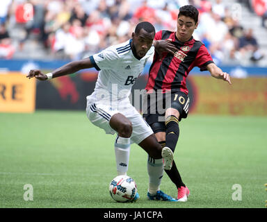 Vancouver, Vancouver. 3 juin, 2017. Tony Tchani Whitecap Vancouver (L) et Atlanta United FC Miguel Almiron pour concurrencer la balle pendant la saison régulière l'action au stade BC Place, Vancouver, Canada le 3 juin 2017. Les Whitecaps de Vancouver a gagné 3-1. Crédit : Andrew Soong/Xinhua/Alamy Live News Banque D'Images