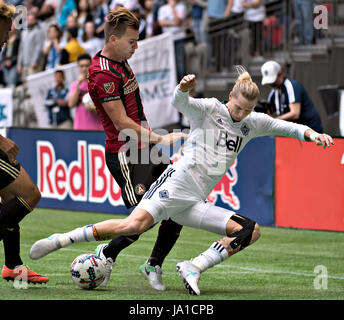 Vancouver, Vancouver. 3 juin, 2017. Atlanta United FC, Leandro Gonzalez Pirez (L) et Vancouver Brek Shea Whitecap en concurrence pour la balle pendant la saison régulière l'action au stade BC Place, Vancouver, Canada le 3 juin 2017. Les Whitecaps de Vancouver a gagné 3-1. Crédit : Andrew Soong/Xinhua/Alamy Live News Banque D'Images