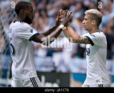 Vancouver, Vancouver. 3 juin, 2017. Tony Tchani Whitecap Vancouver (L) congradulates coéquipier Fredy Montero sur son objectif durant la saison régulière contre Atlanta United FC au stade BC Place, Vancouver, Canada le 3 juin 2017. Les Whitecaps de Vancouver a gagné 3-1. Crédit : Andrew Soong/Xinhua/Alamy Live News Banque D'Images