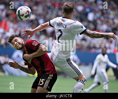 Vancouver, Vancouver. 3 juin, 2017. Atlanta United FC's Victor Villalba (L) et Vancouver Jordanie Whitecap Harvey en concurrence pour la balle pendant la saison régulière l'action au stade BC Place, Vancouver, Canada le 3 juin 2017. Les Whitecaps de Vancouver a gagné 3-1. Crédit : Andrew Soong/Xinhua/Alamy Live News Banque D'Images