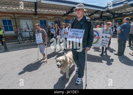 Maidenhead, Royaume-Uni. 3e juin 2017. Les personnes à mobilité réduite contre les coupures (ATLC) mars de Maidenhead station à la High Street dans leur manifestation à Theresa May's circonscription contre le gouvernement conservateur, le premier au monde à être déclaré coupable de la violation grave et systématique des personnes handicapées en matière de droits de l'homme par l'ONU. Les coupes qu'ils ont réalisés depuis 2010 ont eu 9 fois plus d'impact sur les personnes handicapées que sur tout autre groupe, 19 fois plus pour ceux ayant la plus forte des besoins d'appui. Credit : ZUMA Press, Inc./Alamy Live News Banque D'Images