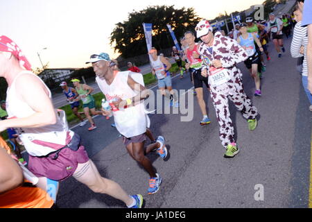 Durban, Afrique du Sud, 4 juin 2017. Camarades Marathon. 2017 coureurs participant au Marathon de camarades sont acclamés sur leur chemin le long de la route entre Durban et Pietermaritzburg tôt le matin à l'extérieur de Westville. Crédit : Paul Gregg /Afrique Voyage/Alamy Live News Banque D'Images