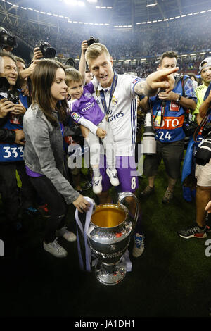 Cardiff, Wales, UK. 06Th Juin, 2017. Toni Kroos (8) Real Madrid playerReal joueurs célébrer la victoire avec leur familyUCL entre la Ligue des Champions Juventus vs Real Madrid au Stade National du Pays de Galles, Cardiff, 3 juin 2017 . Gtres más información : crédit en ligne Comuniación,S.L./Alamy Live News Banque D'Images