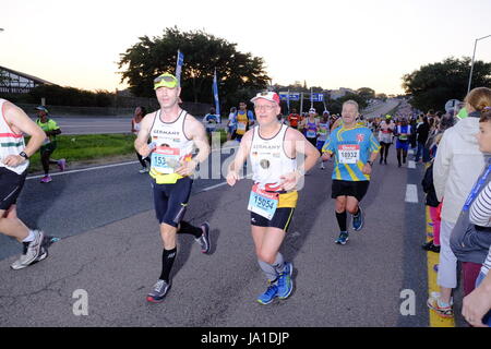 Durban, Afrique du Sud, 4 juin 2017. Camarades Marathon. 2017 coureurs participant au Marathon de camarades sont acclamés sur leur chemin le long de la route entre Durban et Pietermaritzburg tôt le matin à l'extérieur de Westville. Crédit : Paul Gregg /Afrique Voyage/Alamy Live News Banque D'Images