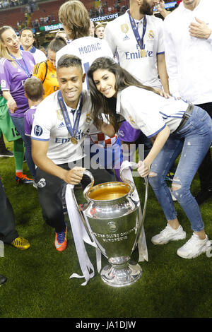 Cardiff, Wales, UK. 06Th Juin, 2017. Mariano Diaz Mejia (18) playerMariano du Real Madrid (18) playerReal du Real Madrid Madrid joueurs célébrer la victoire avec leur familyUCL entre la Ligue des Champions Juventus vs Real Madrid au Stade National du Pays de Galles, Cardiff, 3 juin 2017 . Gtres más información : crédit en ligne Comuniación,S.L./Alamy Live News Banque D'Images