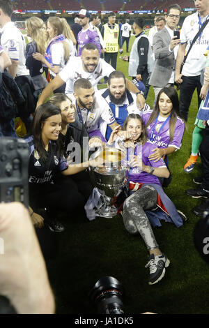 Cardiff, Wales, UK. 06Th Juin, 2017. Karim Benzema (9) Real Madrid playerReal joueurs célébrer la victoire avec leur familyUCL entre la Ligue des Champions Juventus vs Real Madrid au Stade National du Pays de Galles, Cardiff, 3 juin 2017 . Gtres más información : crédit en ligne Comuniación,S.L./Alamy Live News Banque D'Images