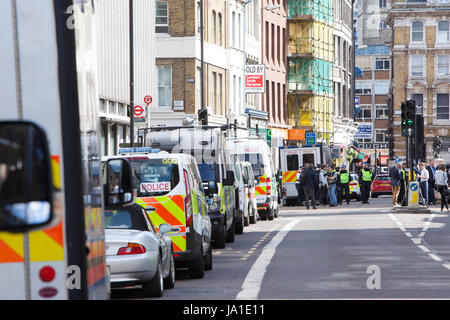 Londres, Royaume-Uni. 04 Juin, 2017. Matin après l'attaque terroriste le samedi Juin 03.06.2017, Londres, Borough High Street, Borough Market, London, UK, juin 04.06.2017, il y a encore une forte présence policière et la route et Borough High Street est barrée juste en face du quartier du marché. En plus de beaucoup de policiers, il y a des hommes de l'appareil photo et quelques civils éparpillés autour. Credit : Katja Heber/Alamy Live News Banque D'Images