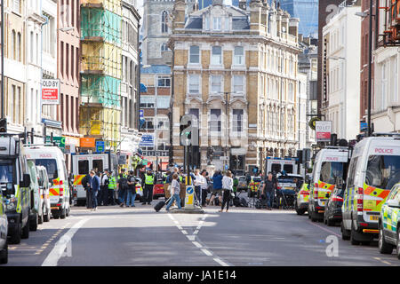 Londres, Royaume-Uni. 04 Juin, 2017. Matin après l'attaque terroriste le samedi Juin 03.06.2017, Londres, Borough High Street, Borough Market, London, UK, juin 04.06.2017, il y a encore une forte présence policière et la route et Borough High Street est barrée juste en face du quartier du marché. En plus de beaucoup de policiers, il y a des hommes de l'appareil photo et quelques civils éparpillés autour. Credit : Katja Heber/Alamy Live News Banque D'Images