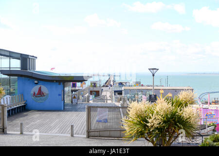Southend on Sea, Essex. 4 juin, 2017. Quelques nuages et breezy commencent à dimanche de Southend. Credit : Penelope Barritt/Alamy Live News Banque D'Images