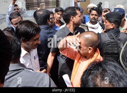 Allahabad, Uttar Pradesh, Inde. 4 juin, 2017. Le ministre en chef de l'Uttar Pradesh Aditya Nath yogi parle avec les gens de Rajapur Newada bidonville à Allahabad. Credit : Prabhat Kumar Verma/ZUMA/Alamy Fil Live News Banque D'Images