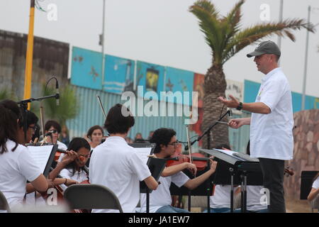 Tijuana, au Mexique. 3 juin, 2017. Orchestre Pavel Getman conduit l'Orchestre symphonique de Tijuana à Tijuana, au Mexique, le 3 juin 2017. De nombreux musiciens ont protesté contre l'isolement et le nationalisme avec un concert à la frontière entre le Mexique et les États-Unis. Photo : Luis Angel Garcia/dpa/Alamy Live News Banque D'Images