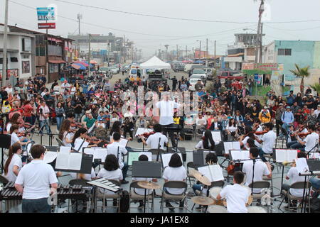 Tijuana, au Mexique. 3 juin, 2017. Orchestre Pavel Getman conduit l'Orchestre symphonique de Tijuana à Tijuana, au Mexique, le 3 juin 2017. De nombreux musiciens ont protesté contre l'isolement et le nationalisme avec un concert à la frontière entre le Mexique et les États-Unis. Photo : Luis Angel Garcia/dpa/Alamy Live News Banque D'Images