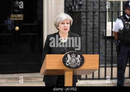 London, UK 04 juin 2017 Theresa May, Premier Ministre, donne une déclaration le dimanche matin après une attaque terroriste à Londres. London, UK 04/06/2017 | Le monde d'utilisation : dpa Crédit photo alliance/Alamy Live News Banque D'Images