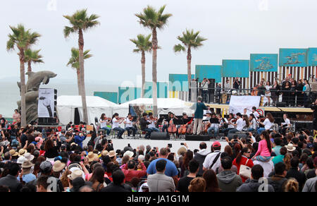 Tijuana, au Mexique. 3 juin, 2017. L'Orchestre symphonique de Dresde par Markus Rindt réalise à la frontière entre les États-Unis et le Mexique à Tijuana, au Mexique, le 3 juin 2017. De nombreux musiciens ont protesté contre l'isolement et le nationalisme avec un concert à la frontière entre le Mexique et les États-Unis. Photo : Luis Angel Garcia/dpa/Alamy Live News Banque D'Images