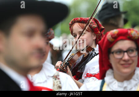 Augsburg, Allemagne. 4 juin, 2017. Les participants portant les costumes traditionnels Iglau jouer de la musique lors de la 68e Journée de sudètes allemandes (udetendeutscher "Tag") à Augsbourg, Allemagne, 4 juin 2017. Photo : Karl-Josef Opim/dpa/Alamy Live News Banque D'Images