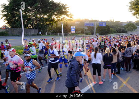 Durban, Afrique du Sud, 4 juin 2017. Camarades Marathon. 2017 coureurs participant au Marathon de camarades sont acclamés sur leur chemin le long de la route entre Durban et Pietermaritzburg tôt le matin à l'extérieur de Westville. Crédit : Paul Gregg /Afrique Voyage/Alamy Live News Banque D'Images