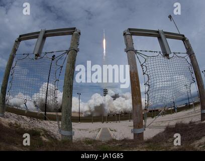 Cap Canaveral, États-Unis d'Amérique. 04 Juin, 2017. Le SpaceX Falcon 9 fusée avec le dragon spacecraft décolle à bord du complexe de lancement 39A au Centre spatial Kennedy le 3 juin 2017 au Cap Canaveral, en Floride. Dragon est transportant près de 6 000 livres de la science, de la recherche et des fournitures de l'équipage du matériel à la Station spatiale internationale. Credit : Planetpix/Alamy Live News Banque D'Images