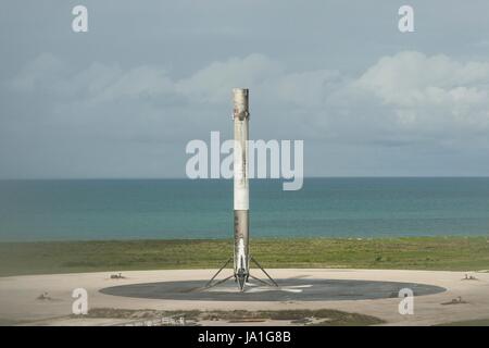 Cap Canaveral, États-Unis d'Amérique. 06Th Jan, 2000. Le SpaceX Falcon 9 rocket repose sur l'emplacement d'atterrissage 1 après le retour à la terre à la terre après le déploiement spatial Dragon en orbite à partir de complexes de lancement 39A au Centre spatial Kennedy le 3 juin 2017 au Cap Canaveral, en Floride. Dragon est transportant près de 6 000 livres de la science, de la recherche et des fournitures de l'équipage du matériel à la Station spatiale internationale. Credit : Planetpix/Alamy Live News Banque D'Images