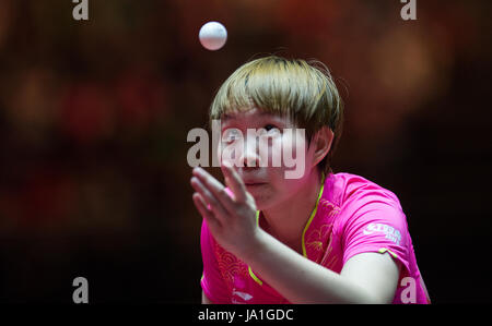 Düsseldorf, Allemagne. 4 juin, 2017. Zhu Yuling (Chine) en action contre Ning (Chine) au cours de l'unique femme à la finale du Championnat du Monde de Tennis de Table à Duesseldorf, Allemagne, 4 juin 2017. Photo : Jonas Güttler/dpa/Alamy Live News Banque D'Images