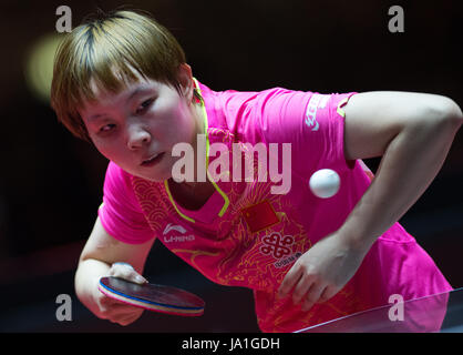 Düsseldorf, Allemagne. 4 juin, 2017. Zhu Yuling (Chine) en action contre Ning (Chine) au cours de l'unique femme à la finale du Championnat du Monde de Tennis de Table à Duesseldorf, Allemagne, 4 juin 2017. Photo : Jonas Güttler/dpa/Alamy Live News Banque D'Images