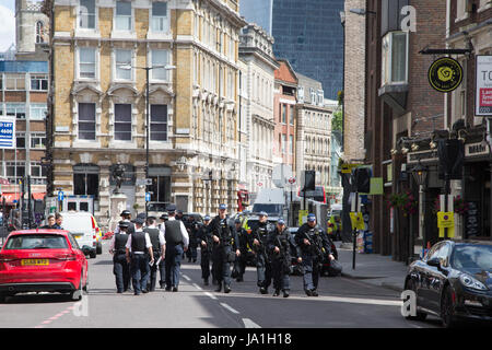 London UK. 4 juin 2017 officier de police armés au périmètre cordon, après la nuit dernière, l'attaque terroriste de Londres. Theresa May a quitté le sentier de la campagne électorale de tenir une réunion du comité d'intervention d'urgence, Cobra, ce matin à la suite d'une attaque terroriste dans le centre de Londres dans la nuit de samedi. 7 personnes ont été tuées et au moins 48 blessés dans des attaques terroristes sur London Bridge et Borough Market. Banque D'Images