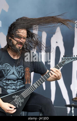 Nuerburg, Allemagne. 3 juin, 2017. Le guitariste Christian Andreu du groupe de death metal français Gojira joue sur la scène au festival de musique Rock am Ring à Nuerburg, Allemagne, 3 juin 2017. Le festival a été interrompu au cours de la soirée précédente en raison d'une menace terroriste. Photo : Thomas Frey/dpa/Alamy Live News Banque D'Images