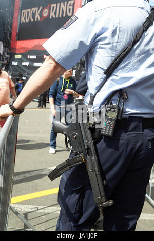 Nuerburg, Allemagne. 3 juin, 2017. Un policier avec la machine pistol, photographié au festival de musique Rock am Ring à Nuerburg, Allemagne, 3 juin 2017. Le festival a été interrompu au cours de la soirée précédente en raison d'une menace terroriste. Photo : Thomas Frey/dpa/Alamy Live News Banque D'Images