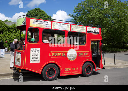 Buxton, UK. 4 juin, 2017. Ciel bleu sur Buxton, Derbyshire, comme le beau temps continue. Découvrez Buxton tour bus qui est un flotteur lait transformé. Credit : Keith Larby/Alamy Live News Banque D'Images