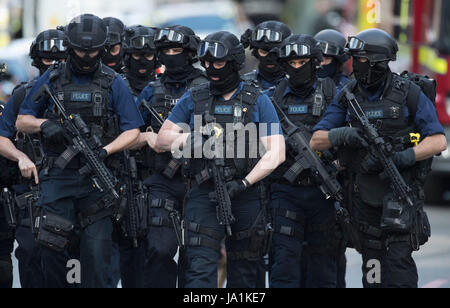 Londres, Royaume-Uni. 4 juin, 2017. Les agents de police armés patrouillent près du Pont de Londres après l'attentat a eu lieu le samedi soir à Londres, Angleterre le 4 juin 2017. Credit : UK/Xinhua/Alamy Live News Banque D'Images