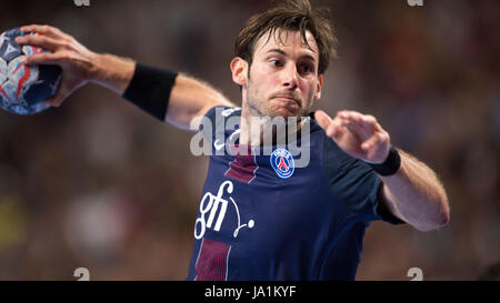 Cologne, Allemagne. 4 juin, 2017. Uwe Gensheimer de Paris pousses durant la finale de la Ligue des Champions quatre match de hand entre Paris Saint Germain et le Vardar Skopje à la Lanxess-Arena à Cologne, Allemagne, 4 juin 2017. Photo : Marius Becker/dpa/Alamy Live News Banque D'Images