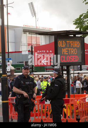 Manchester, UK. 4 juin, 2017. Une sécurité optimale avec la police armée à l'amour d'un concert à l'Unis stade Old Trafford. Manchester Photo Credit : GARY ROBERTS/Alamy Live News Banque D'Images