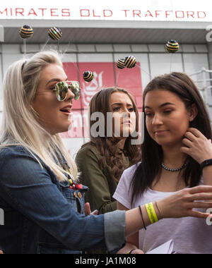 Manchester, UK. 4 juin, 2017. Les jeunes fans de Manchester Manchester portant les casques d'abeilles attendre d'entrer dans l'amour d'un concert à l'Unis stade Old Trafford. Manchester Photo Credit : GARY ROBERTS/Alamy Live News Banque D'Images