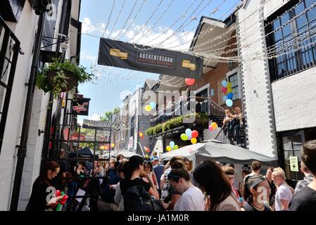 Ashton Lane, Glasgow, Ecosse, Royaume-Uni. 4 juin, 2017. Le west end festival a débuté aujourd'hui avec les artistes de rue, musique, danse, nourriture et boissons. Banque D'Images