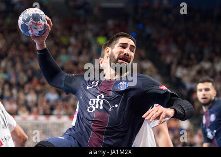 Cologne, Allemagne. 4 juin, 2017. Nikola Karabatic de Paris pousses pour but durant la finale de la Ligue des Champions quatre match de hand entre Paris Saint Germain et le Vardar Skopje à la Lanxess-Arena à Cologne, Allemagne, 4 juin 2017. Photo : Marius Becker/dpa/Alamy Live News Banque D'Images