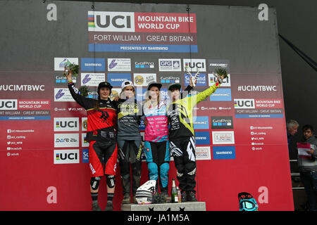 Fort William, Écosse. 4 juin, 2017. Podium femmes de gauche Manon Carpenter GBR 4e place, Myriam Nicole FRA 2e place, gagnant Tracey Hannah AUS Centre, Emilie Siegenthaler SUI 3e place. © Malcolm Gallon/Alamy Live News Banque D'Images