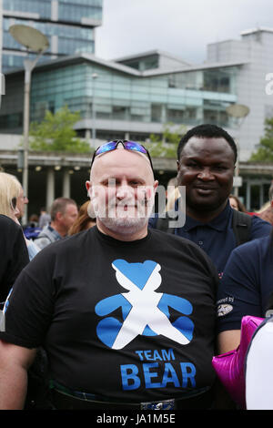 Manchester, UK. 04 Juin, 2017. Un homme portant une chemise qui se lit 'Bear' et l'équipe a 'J'aime' MCR peint sur son visage, des jardins de Piccadilly, Manchester, 4 juin 2017. Crédit : Barbara Cook/Alamy Live News Banque D'Images