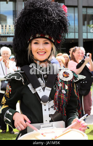 Manchester, UK. 04 Juin, 2017. Un batteur de femme dans les jardins de Piccadilly, Manchester, 4 juin 2017. Crédit : Barbara Cook/Alamy Live News Banque D'Images