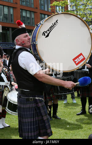 Manchester, UK. 04 Juin, 2017. Un batteur avec une bande dans les jardins de Piccadilly, Manchester, 4 juin 2017. Crédit : Barbara Cook/Alamy Live News Banque D'Images