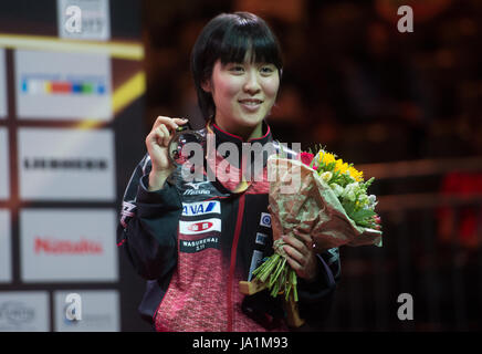 Düsseldorf, Allemagne. 4 juin, 2017. Miu Hirano (Japon) pose de fleurs et sa médaille lors de la cérémonie de la victoire pour les femmes au Championnat du Monde de Tennis de Table à Duesseldorf, Allemagne, 4 juin 2017. Photo : Jonas Güttler/dpa/Alamy Live News Banque D'Images