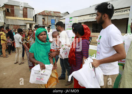 Dhaka, Bangladesh. 4 juin, 2017. En vertu du Bangladesh privilégiés reçoit gratuitement des repas d'Iftar, de la nourriture pour rompre le jeûne de jour, à condition qu'une organisation sociale pendant le Ramadan, Dhaka, Bangladesh, le 4 juin 2017. Credit : Suvra Kanti Das/ZUMA/Alamy Fil Live News Banque D'Images