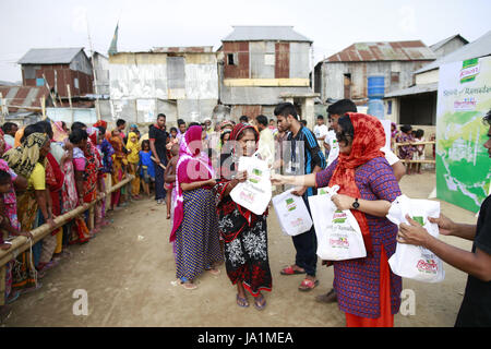 Dhaka, Bangladesh. 4 juin, 2017. En vertu du Bangladesh privilégiés reçoit gratuitement des repas d'Iftar, de la nourriture pour rompre le jeûne de jour, à condition qu'une organisation sociale pendant le Ramadan, Dhaka, Bangladesh, le 4 juin 2017. Credit : Suvra Kanti Das/ZUMA/Alamy Fil Live News Banque D'Images