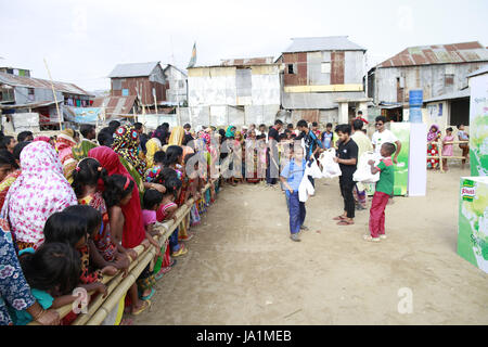 Dhaka, Bangladesh. 4 juin, 2017. Les enfants défavorisés du Bangladesh reçoit gratuitement des repas d'Iftar, de la nourriture pour rompre le jeûne de jour, à condition qu'une organisation sociale pendant le Ramadan, Dhaka, Bangladesh, le 4 juin 2017. Credit : Suvra Kanti Das/ZUMA/Alamy Fil Live News Banque D'Images