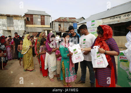 Dhaka, Bangladesh. 4 juin, 2017. Les enfants défavorisés du Bangladesh reçoit gratuitement des repas d'Iftar, de la nourriture pour rompre le jeûne de jour, à condition qu'une organisation sociale pendant le Ramadan, Dhaka, Bangladesh, le 4 juin 2017. Credit : Suvra Kanti Das/ZUMA/Alamy Fil Live News Banque D'Images