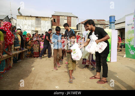 Dhaka, Bangladesh. 4 juin, 2017. Les enfants défavorisés du Bangladesh reçoit gratuitement des repas d'Iftar, de la nourriture pour rompre le jeûne de jour, à condition qu'une organisation sociale pendant le Ramadan, Dhaka, Bangladesh, le 4 juin 2017. Credit : Suvra Kanti Das/ZUMA/Alamy Fil Live News Banque D'Images