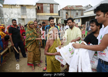 Dhaka, Bangladesh. 4 juin, 2017. En vertu du Bangladesh privilégiés reçoit gratuitement des repas d'Iftar, de la nourriture pour rompre le jeûne de jour, à condition qu'une organisation sociale pendant le Ramadan, Dhaka, Bangladesh, le 4 juin 2017. Credit : Suvra Kanti Das/ZUMA/Alamy Fil Live News Banque D'Images