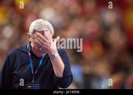 Cologne, Allemagne. 4 juin, 2017. Coach Zvonimir Serdarusic de Paris tient sa tête durant la finale de la Ligue des Champions quatre match de hand entre Paris Saint Germain et le Vardar Skopje à la Lanxess-Arena à Cologne, Allemagne, 4 juin 2017. Photo : Marius Becker/dpa/Alamy Live News Banque D'Images